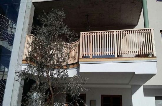 Balkone aus traditionellem Holz