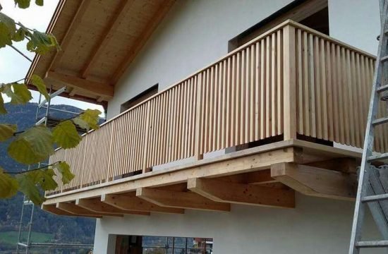 Balkone aus traditionellem Holz